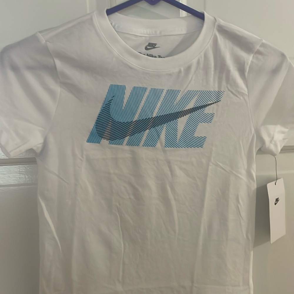 NWT Nike kids tee. Size L